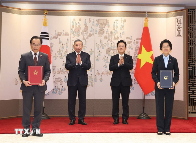 Tổng Bí thư Tô Lâm và Tổng thống Hàn Quốc Lee Jae Myung chứng kiến lễ trao Thỏa thuận sửa đổi bổ sung Bản ghi nhớ giữa Bộ Giáo dục và Đào tạo Việt Nam với Bộ Giáo dục Hàn Quốc về hợp tác giáo dục. (Ảnh: Thống Nhất/TTXVN) ttxvn-tong-bi-thu-trao-van-kien-viet-nam-han-quoc-1.jpg