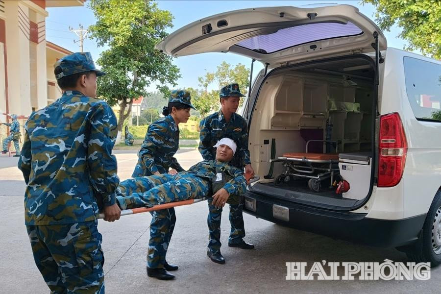 anh-5-luyen-tap-dua-quan-nhan-bi-thuong-di-cap-cuu(1).jpg