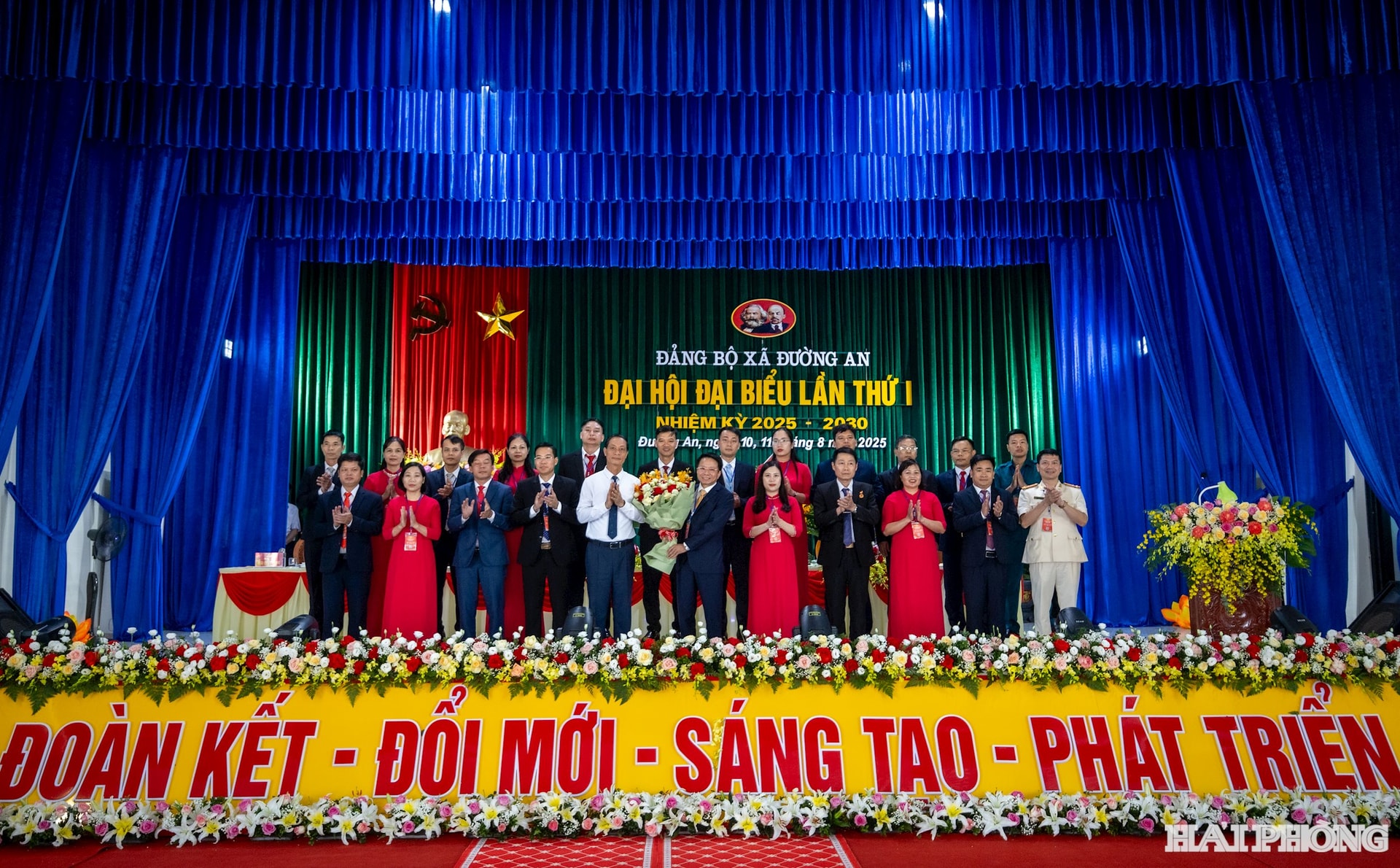 Đồng chí Phó Bí thư Thường trực Thành ủy Đỗ Mạnh Hiến chúc mừng Ban Chấp hành Đảng bộ xã Đường An
