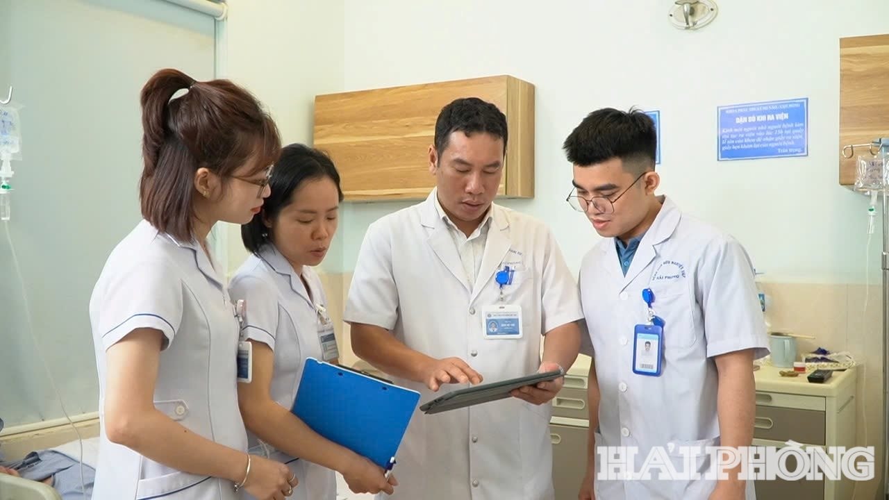 Các bác sĩ Khoa Phẫu thuật sọ não – cột sống (Bệnh viện Hữu nghị Việt Tiệp) trao đổi chuyên môn qua bệnh án điện tử của người bệnh
