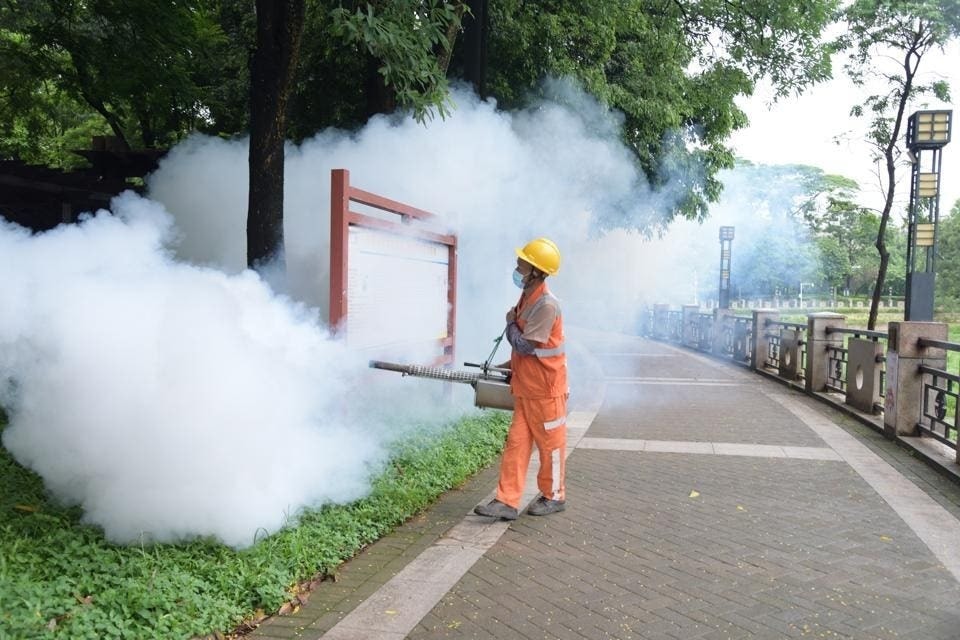 Phun thuốc phòng côn trùng chống dịch ở Trung Quốc.