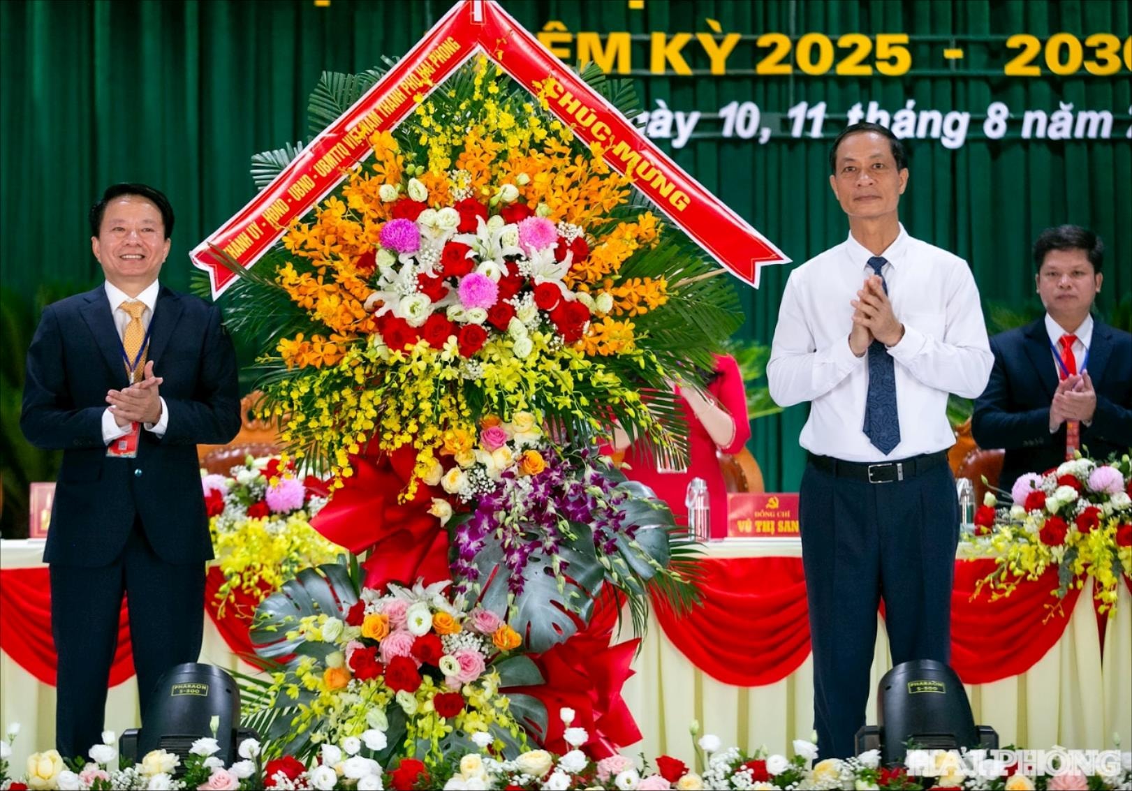 Đồng chí Phó Bí thư Thường trực Thành ủy Hải Phòng Đỗ Mạnh Hiến tặng hoa chúc mừng Đại hội Đảng bộ xã Đường An nhiệm ỳ 2025-2030