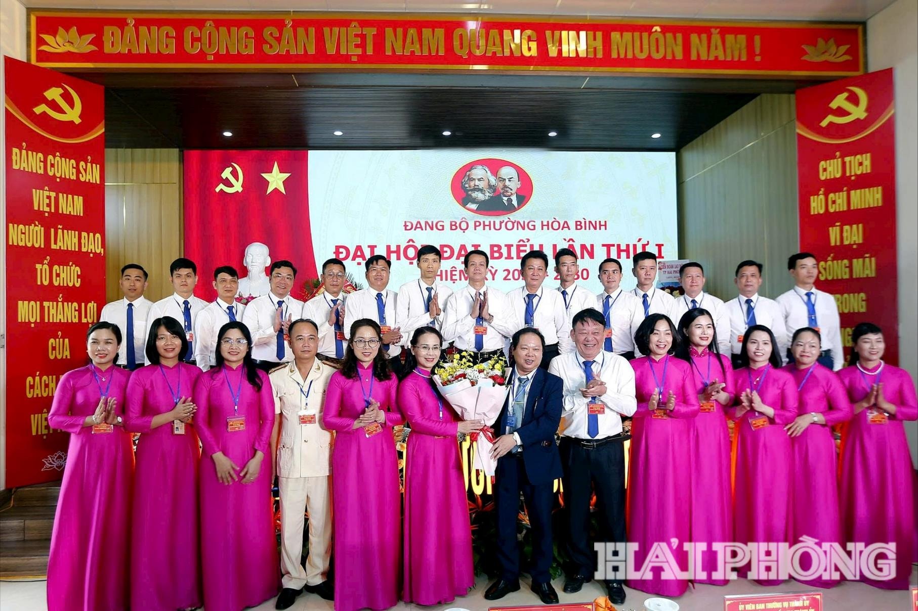 Đồng chí Chủ nhiệm Uỷ ban Kiểm tra Thành uỷ Vũ Hồng Hiên tă hoa chúc mừng Ban Chấp hành Đảng bộ phường Hoà Bình Nhiệm kỳ 2025 - 2030