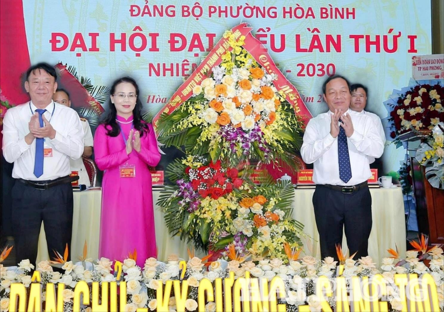 Đồng chí Lê Văn Hiệu, Phó Bí thư Thành uỷ, Chủ tịch HĐND thành phố Hải Phòng trao hoa chúc mừng Đại hội đại biểu Đảng bộ phường Hoà Bình lần thứ nhất, nhiệm kỳ 2025 - 2030