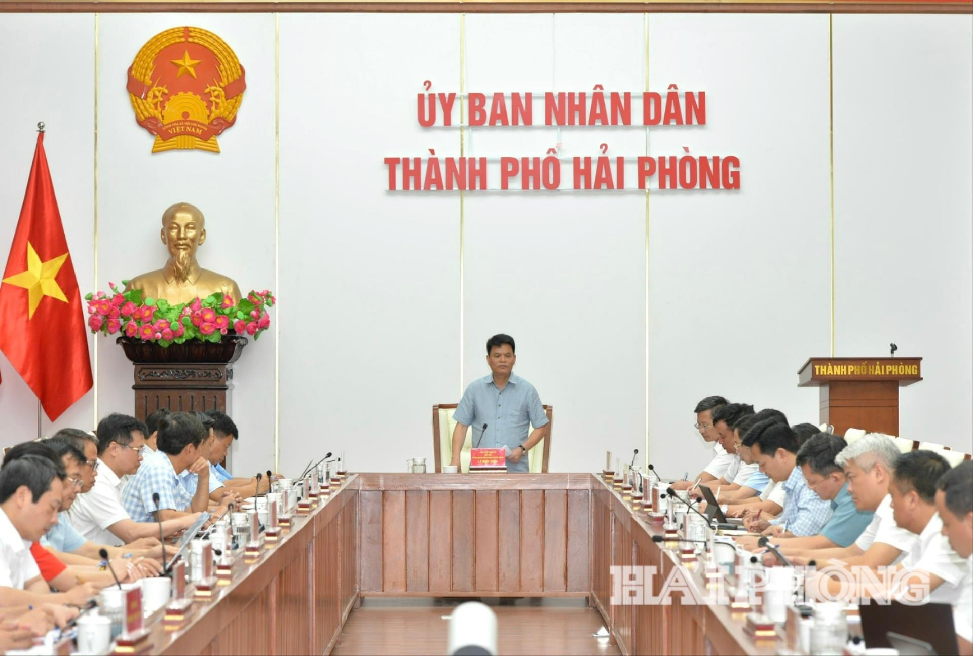 Đồng chí Lê Ngọc Châu, Phó Bí thư Thành ủy, Chủ tịch UBND thành phố phát biểu kết luận hội nghị