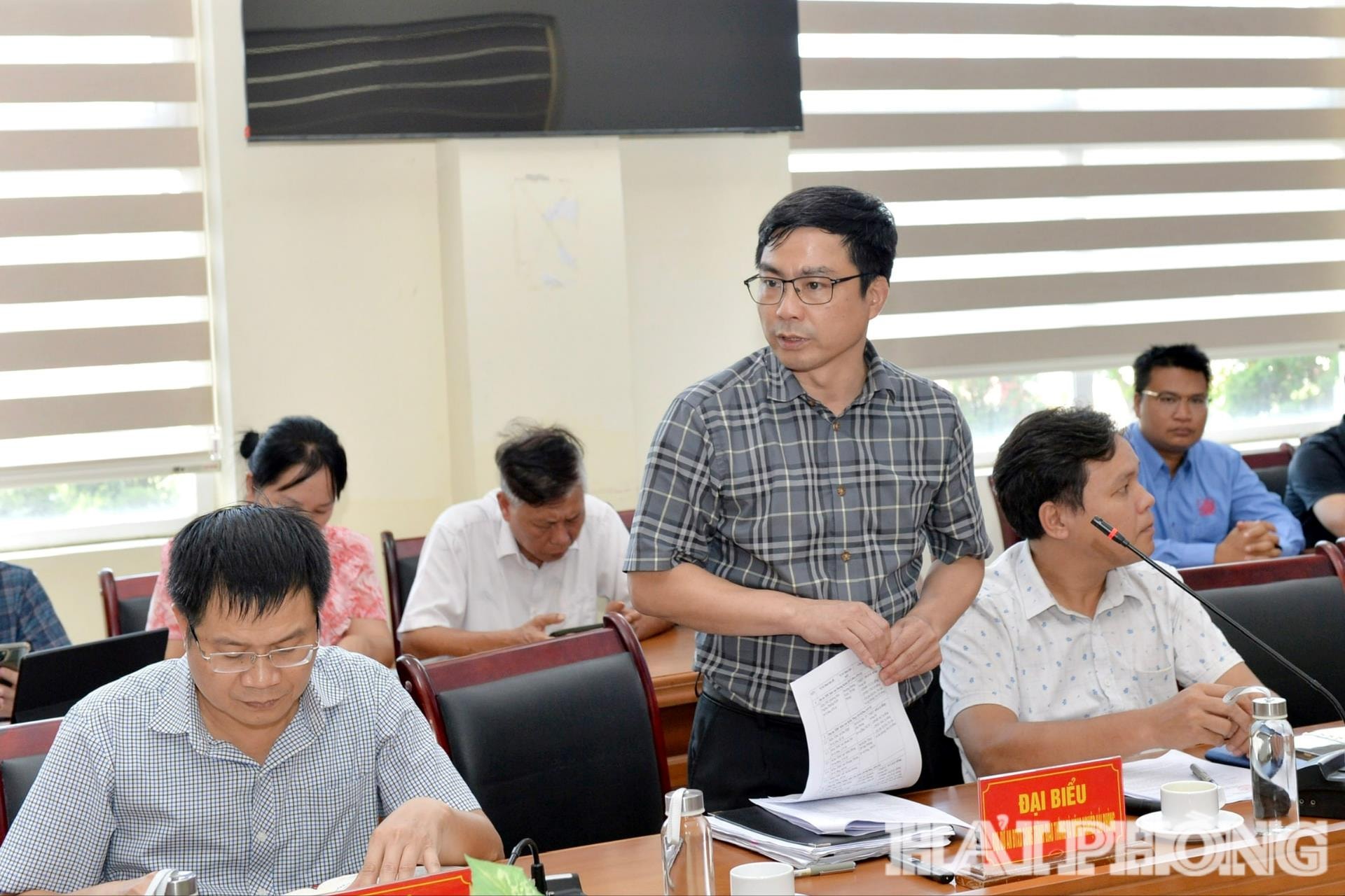 Đồng chí Đào Sỹ Ngọc, Tổng giám đốc Ban Quản lý dự án đầu tư xây dựng các công trình giao thông và nông nghiệp Hải Phòng báo cáo tại cuộc kiểm tra