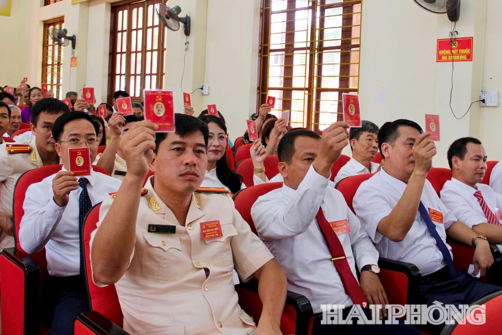 Các đại biểu biểu quyết thông qua Nghị quyết Đại hội Đảng bộ xã Lai Khê lần thứ I