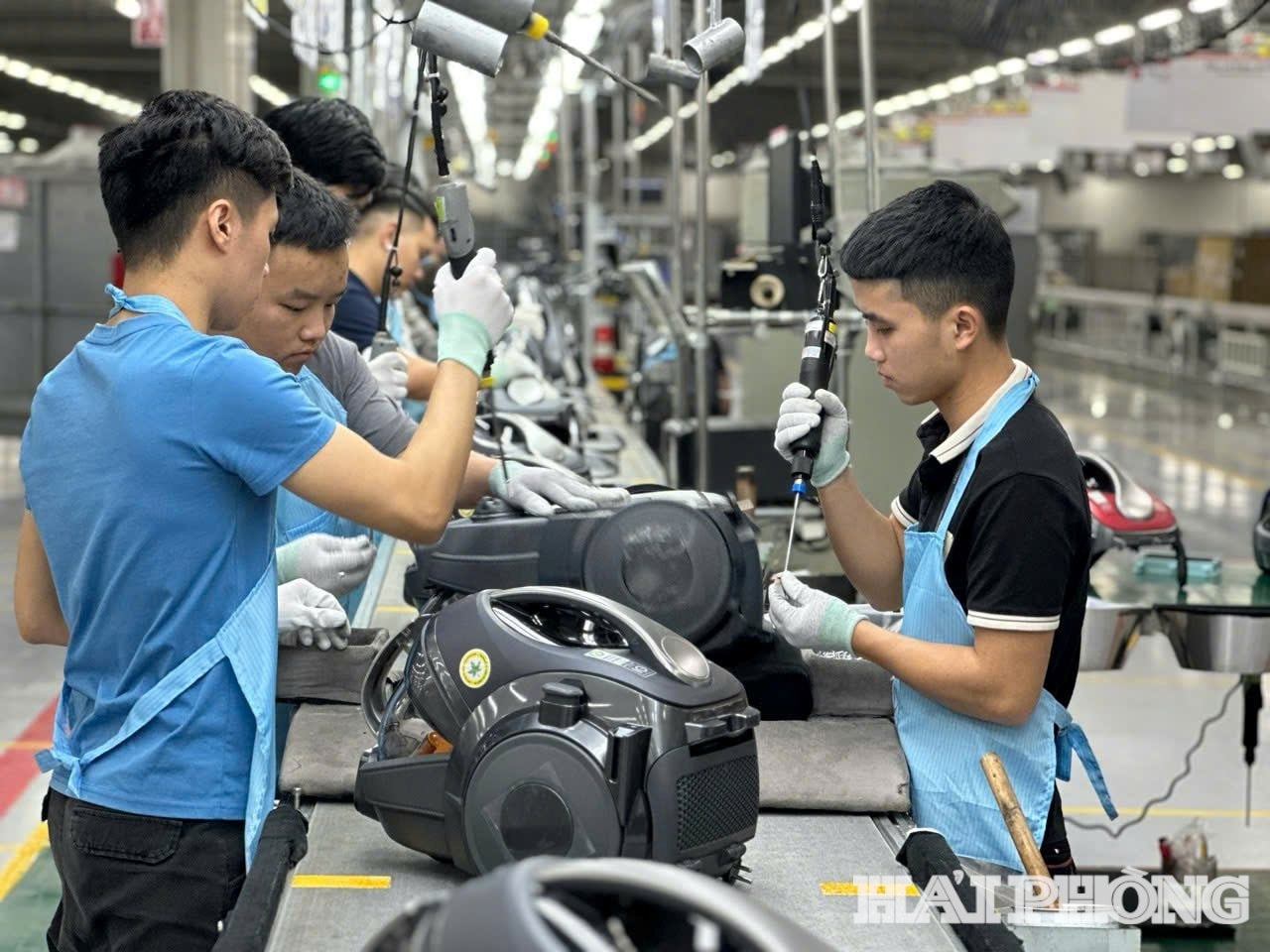 Người lao động làm việc tại Công ty TNHH LG Electronics Việt Nam trong hu công nghiệp Tràng Duệ, thành phố Hải Phòng