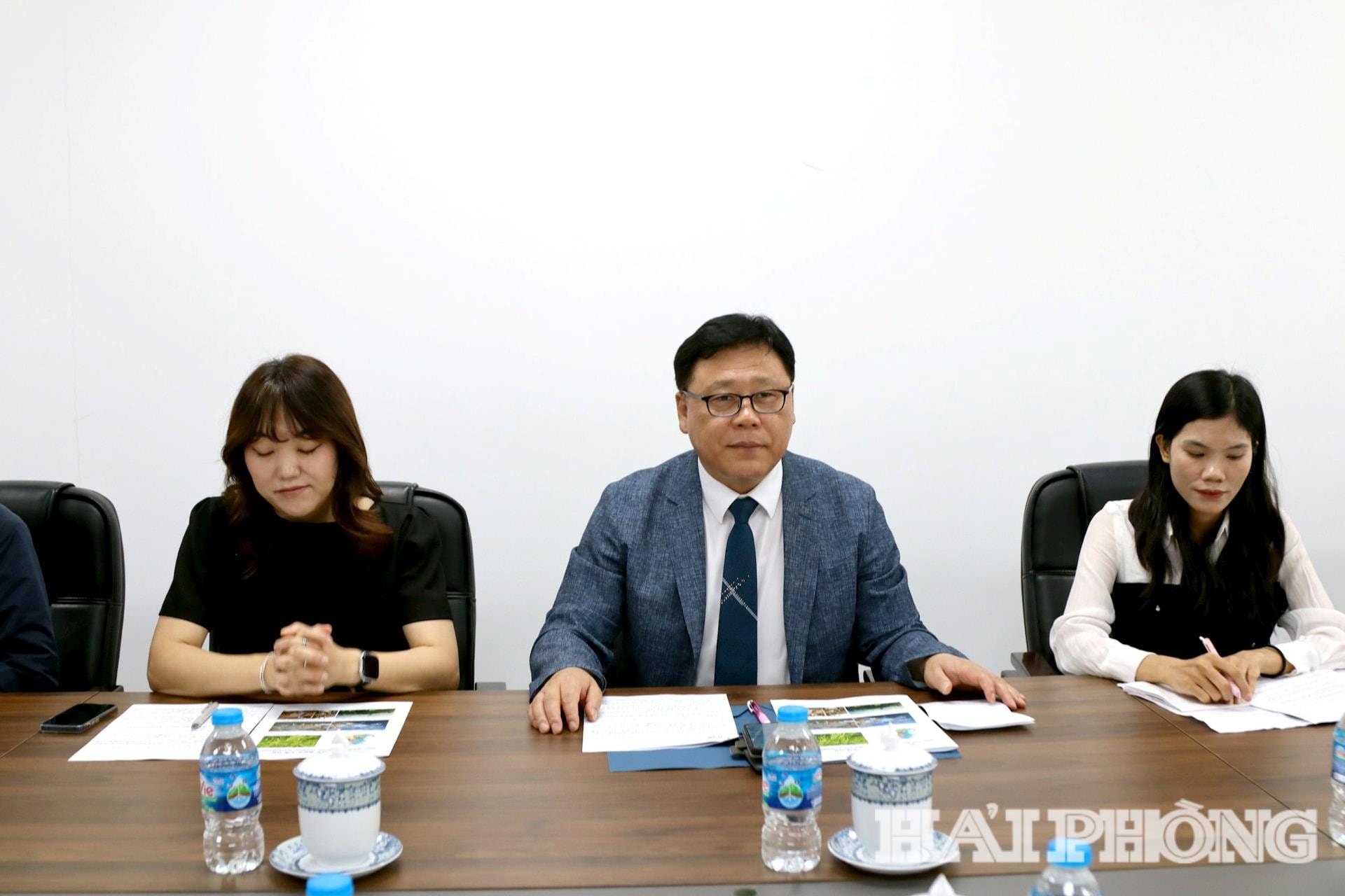 Đại diện Văn phòng Giáo dục huyện Yeongam (Hàn Quốc) trao đổi tại cuộc làm việc