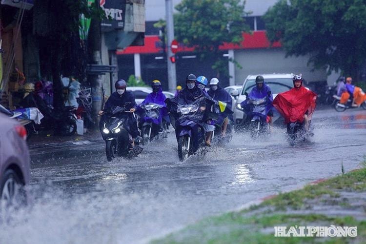 Many areas in Hai Phong continue to experience showers and thunderstorms