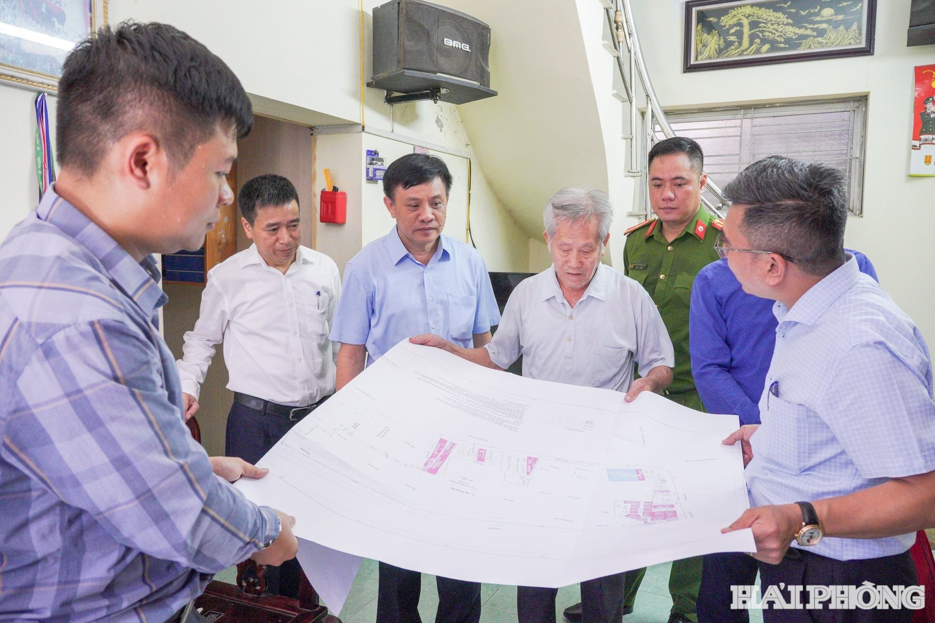 Lãnh đạo phường Lê Chân kiểm tra tiến độ thực hiện các dự án chuẩn bị triển khai trên địa bàn phường. Ảnh: TRÚC CHI