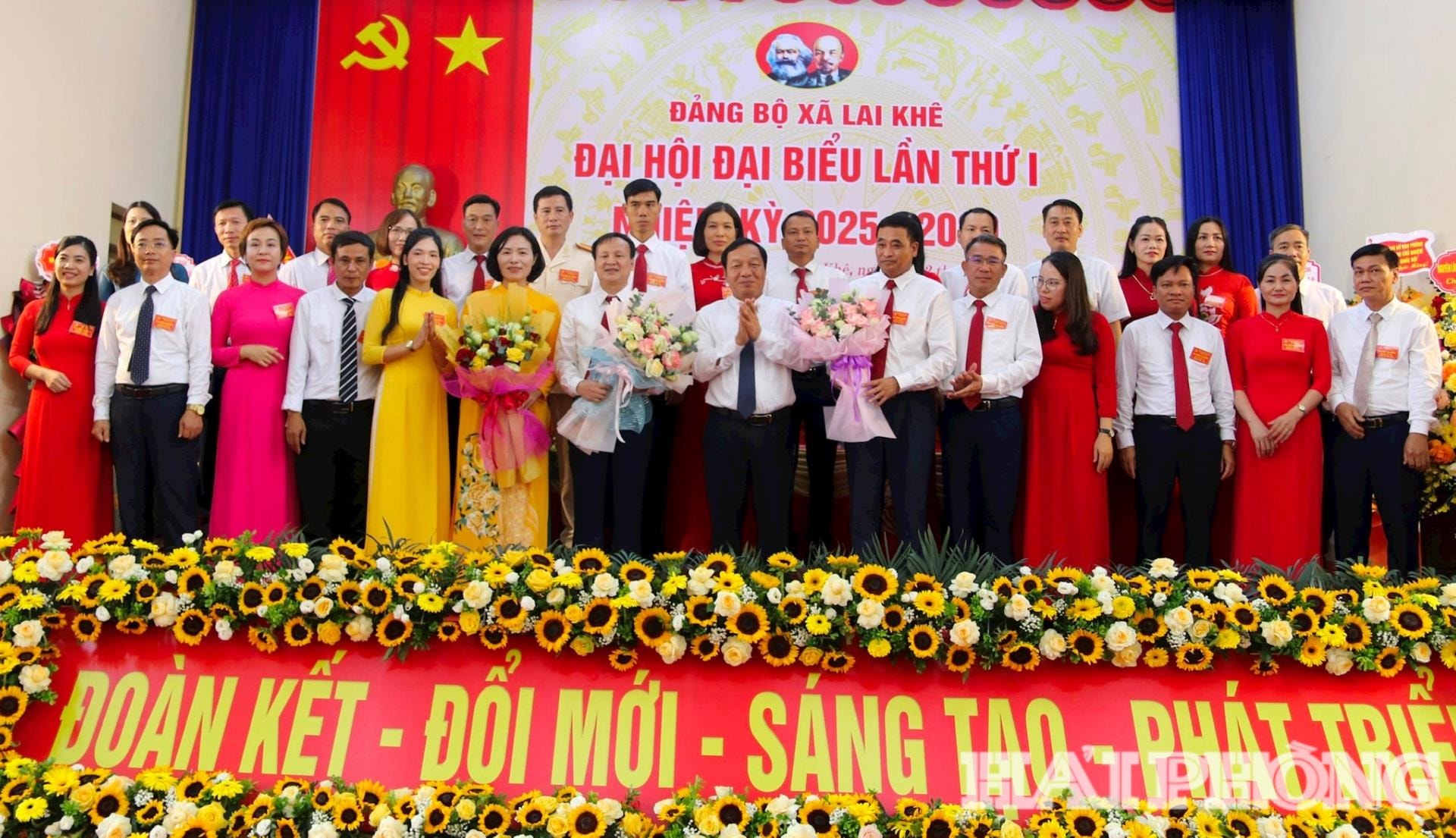 Đồng chí Lê Văn Hiệu, Phó Bí thư Thành uỷ, Chủ tịch HĐND thành ph Hải Phòng tặng hoa chúc mừng Ban Chấp hành Đảng bộ xã Lai Khê nhiệm kỳ 2025 - 2030