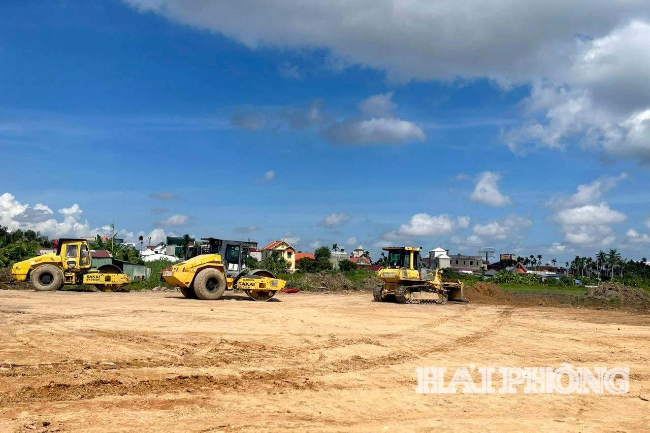 Dự án khu tái định cư tại phường Dương Kinh với diện tích 7,4 ha đang khẩn trương san lấp để khởi công xây dựng ngày 19/8 tới