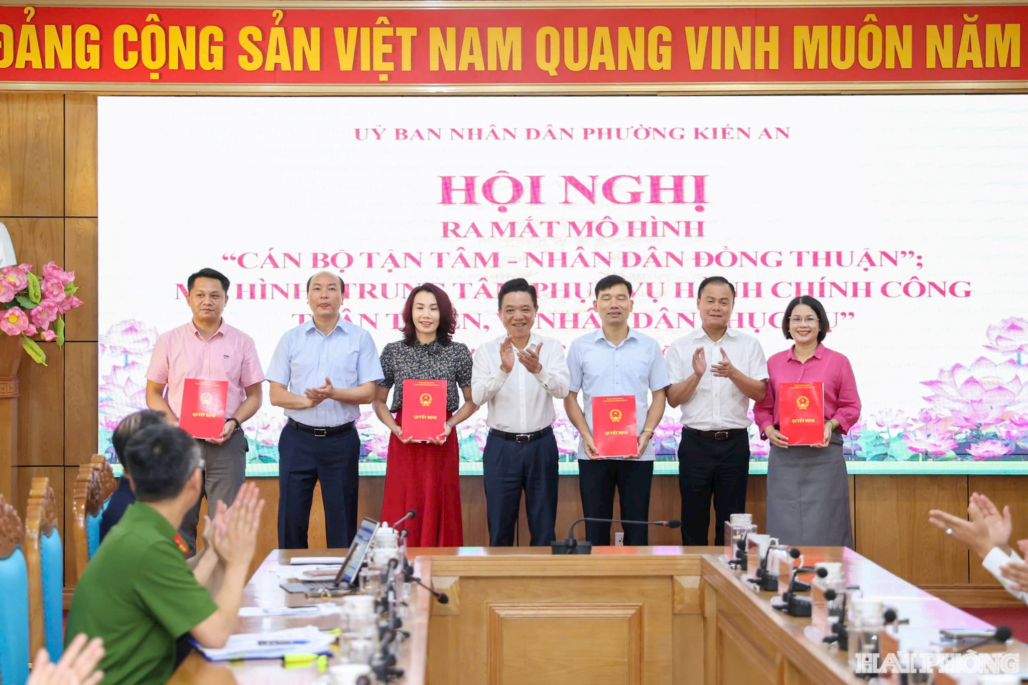 Các đồng chí lãnh đạo phường trao quyết định thành lập các mô hình