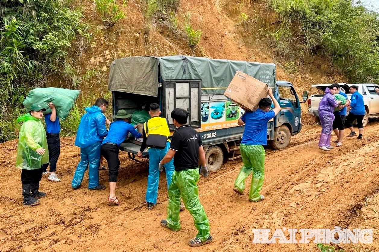 Lực lượng thanh niên vận chuyển nhu yếu phẩm hỗ trợ bà con trong xã