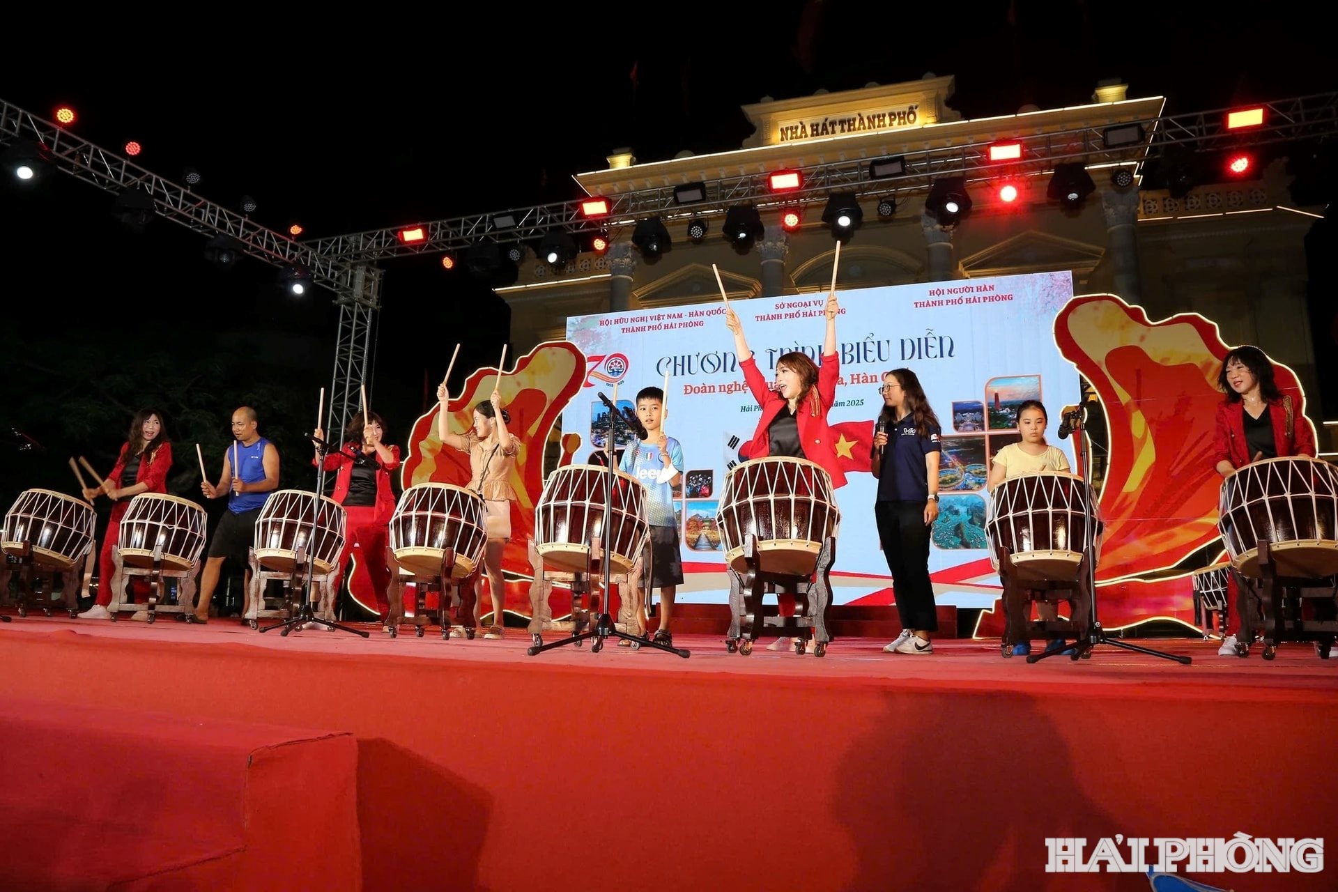 Giao lưu nghệ thuật múa trống Hàn Quốc tại Quảng trường Nhà hát thành phô