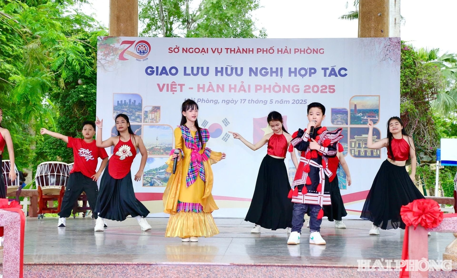 Học sinh biểu diễn giao lưu giới thiệu về văn hóa Việt Nam