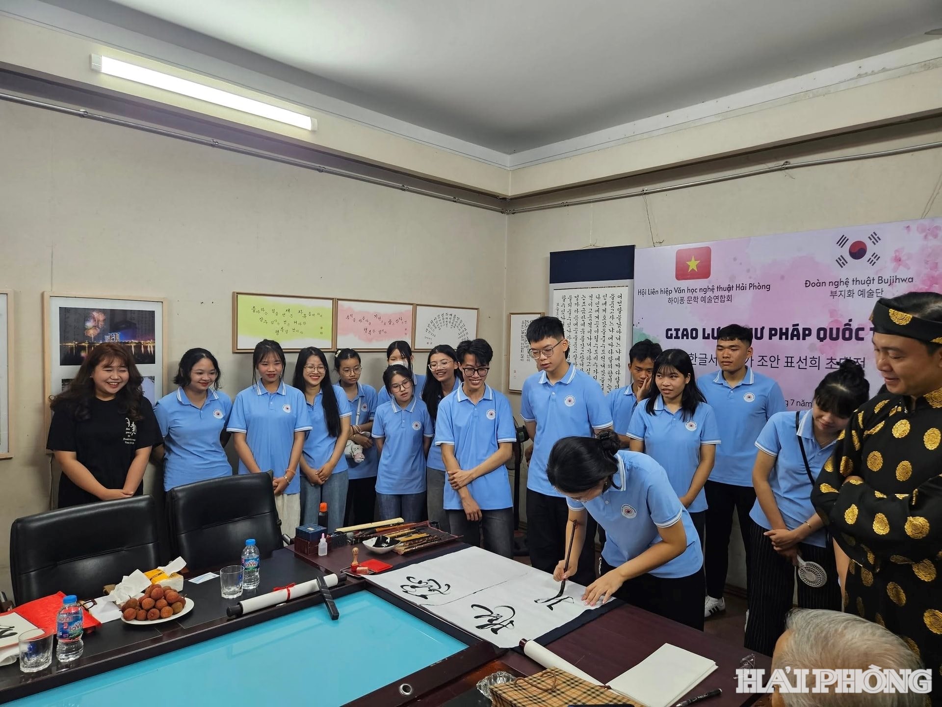 Học sinh hào hứng tham gia giao lưu thư pháp Việt Nam - Hàn Quốc