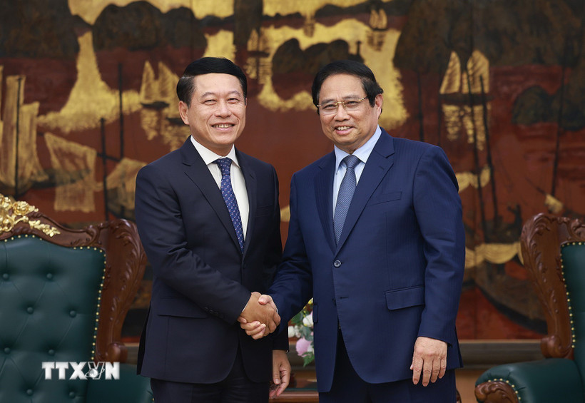Thủ tướng Phạm Minh Chính tiếp ông Saleumxay Kommasith, Phó Thủ tướng, Trưởng Ban Cải cách Doanh nghiệp Lào. (Ảnh: Dương Giang/TTXVN)