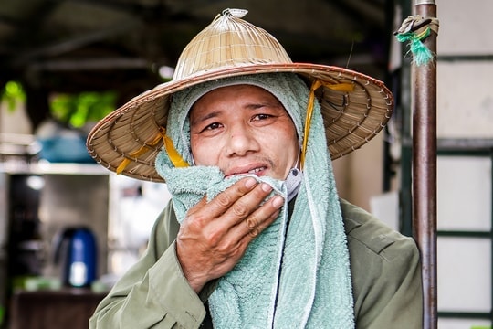 Nắng nóng có thể gây tình trạng mất nước, kiệt sức khi tiếp xúc lâu với nền nhiệt độ cao (ảnh minh họa)