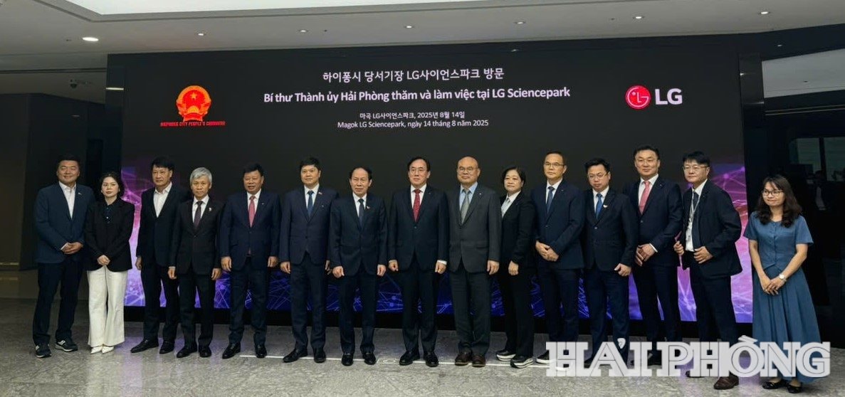 Ảnh phần tiếp: Lãnh đạo thành phố Hải Phòng và lãnh đạo Tập đoàn LG chụp ảnh lưu niệm.