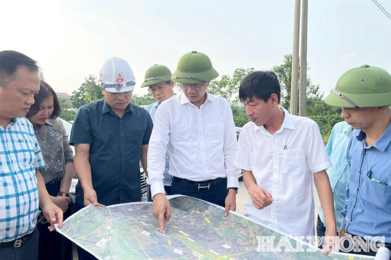 Đồng chí Lê Anh Quân, Phó Chủ tịch Thường trực UBND thành phố chủ trì khảo sát hiện trường dự án