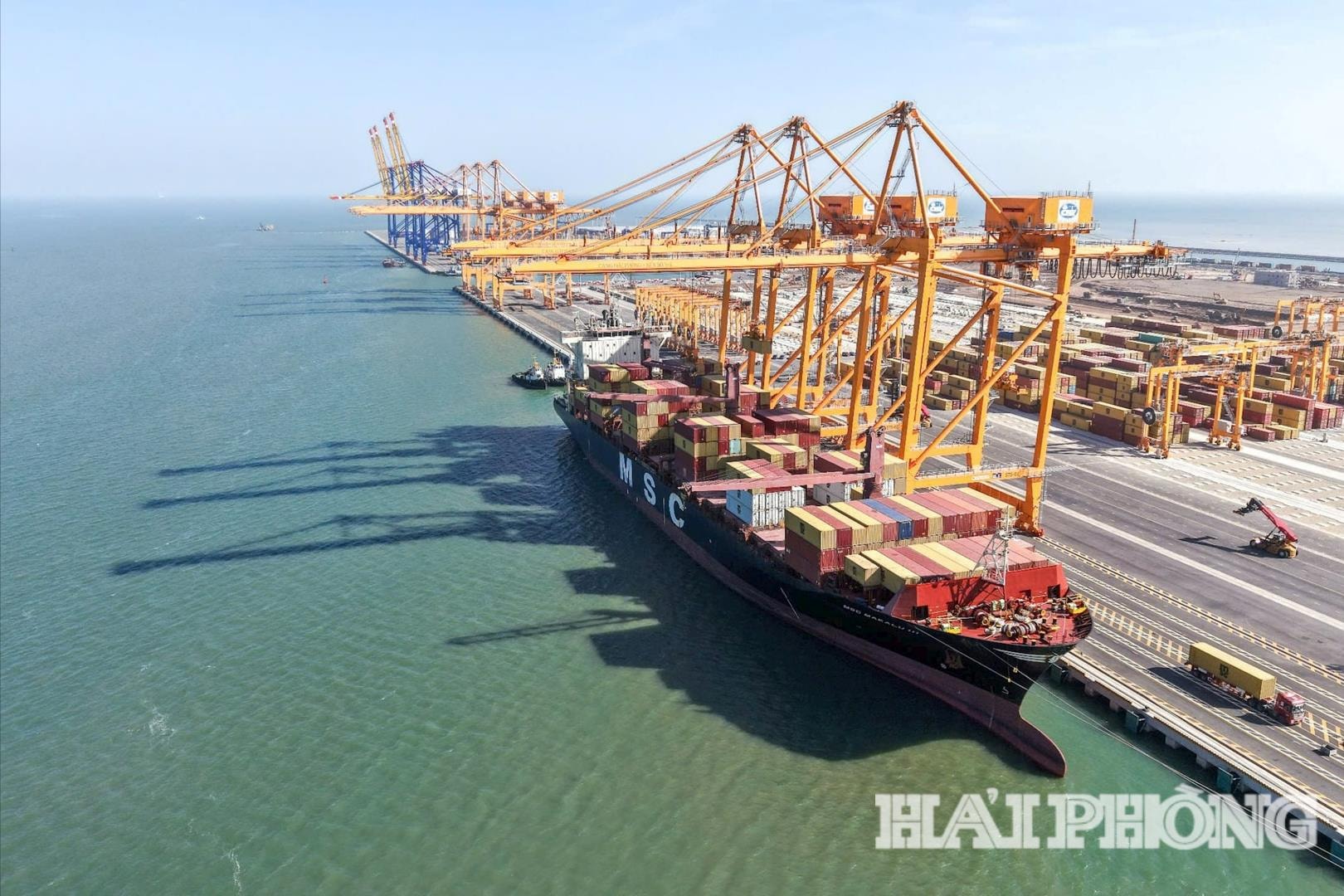 Bến số 3, số 4 cảng Lạch Huyện