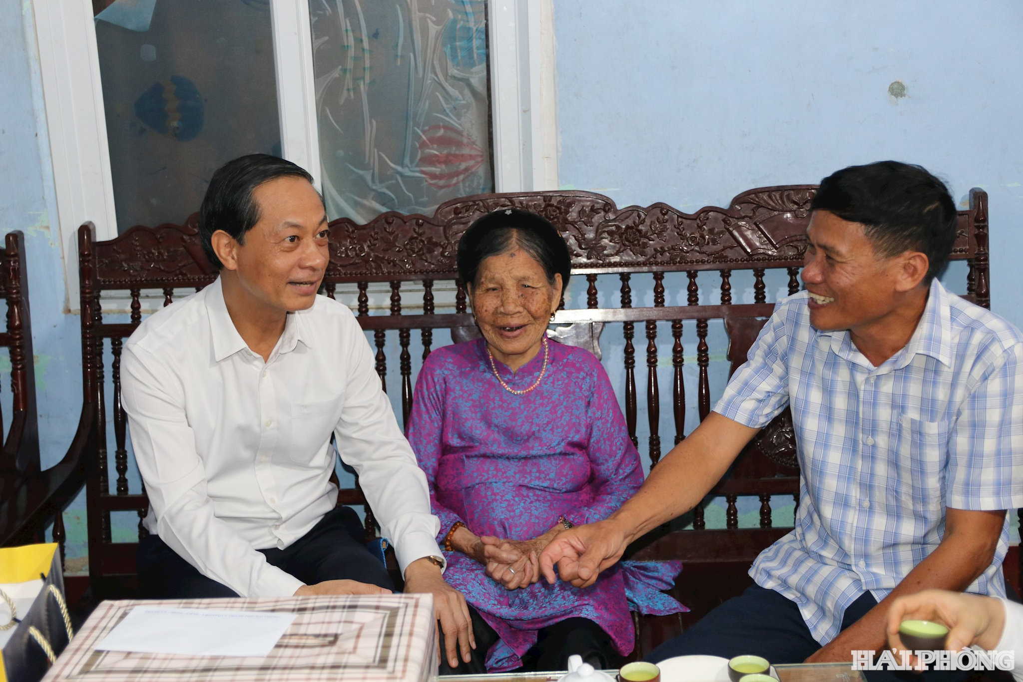 Đồng chí Phó Bí thư Thường trực Thành ủy Đỗ Mạnh Hiến thăm tặng quà Mẹ Việt Nam anh hùng Đào Thị Nghĩ