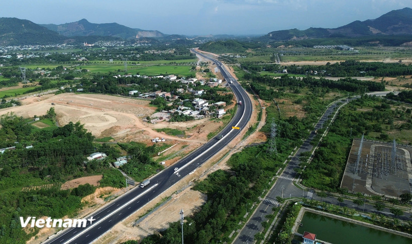 Dự án xây dựng đường cao tốc đoạn Hòa Liên-Túy Loan thuộc tuyến cao tốc Bắc-Nam phía Đông sẽ được thông tuyến vào ngày 19/8 tới đây. (Ảnh: Khánh Hùng/Vietnam+)