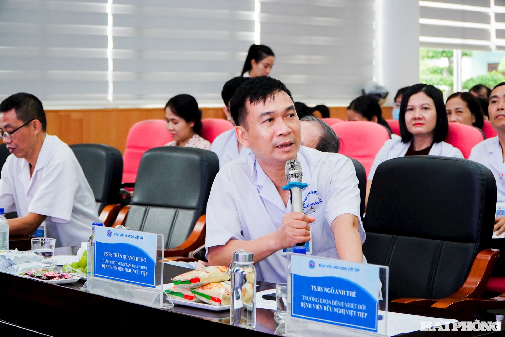 Các báo cáo viên cũng trực tiếp trao đổi với các bác sĩ, kỹ thuật viên về phương pháp tầm soát, chẩn đoán ung thư gan mới