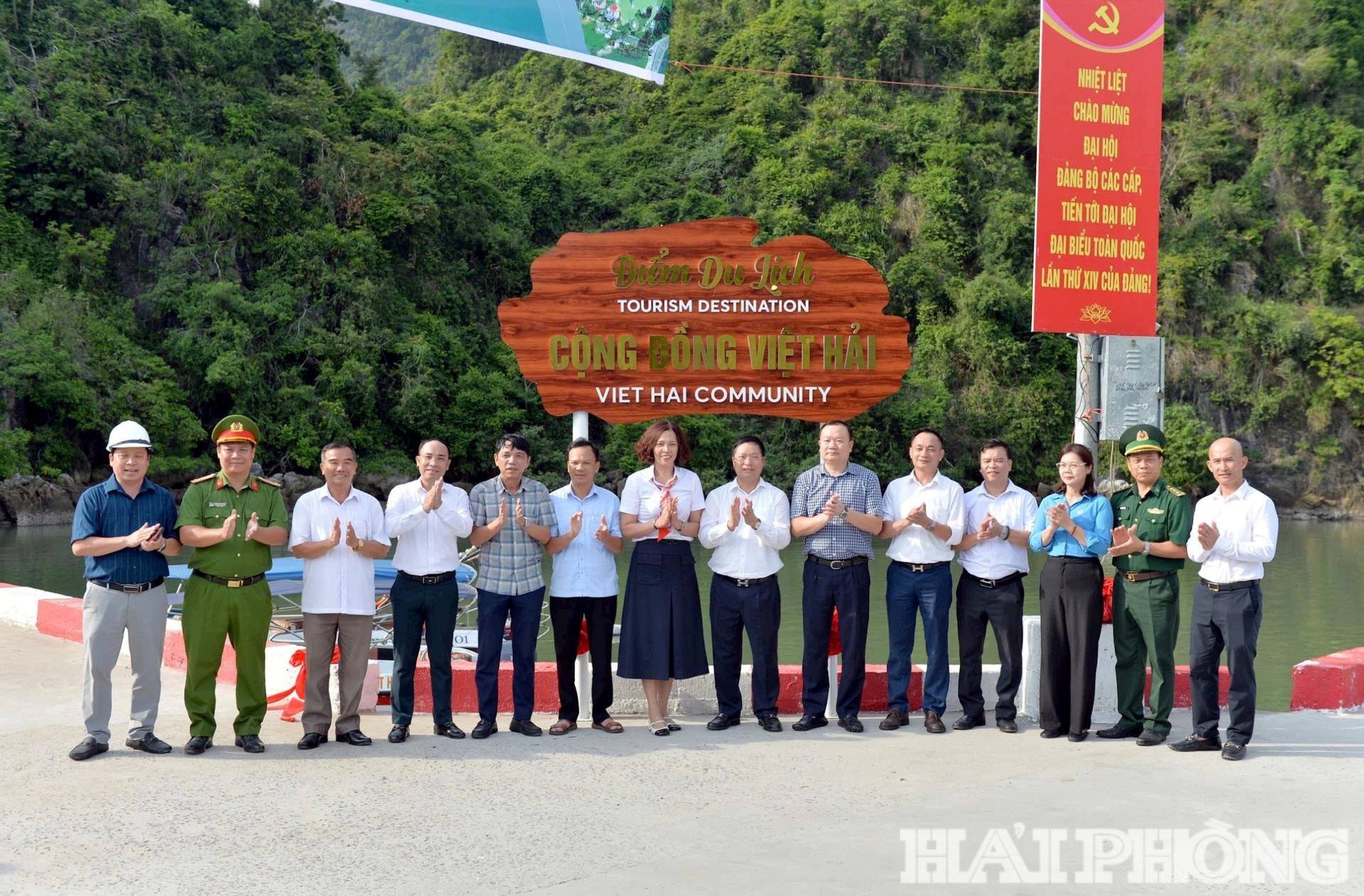 Lãnh đạo Sở Văn hóa, Thể thao và Du lịch và đặc khu Cát Hải thực hiện nghi thức gắn biển Điểm du lịch cộng đồng Việt Hải