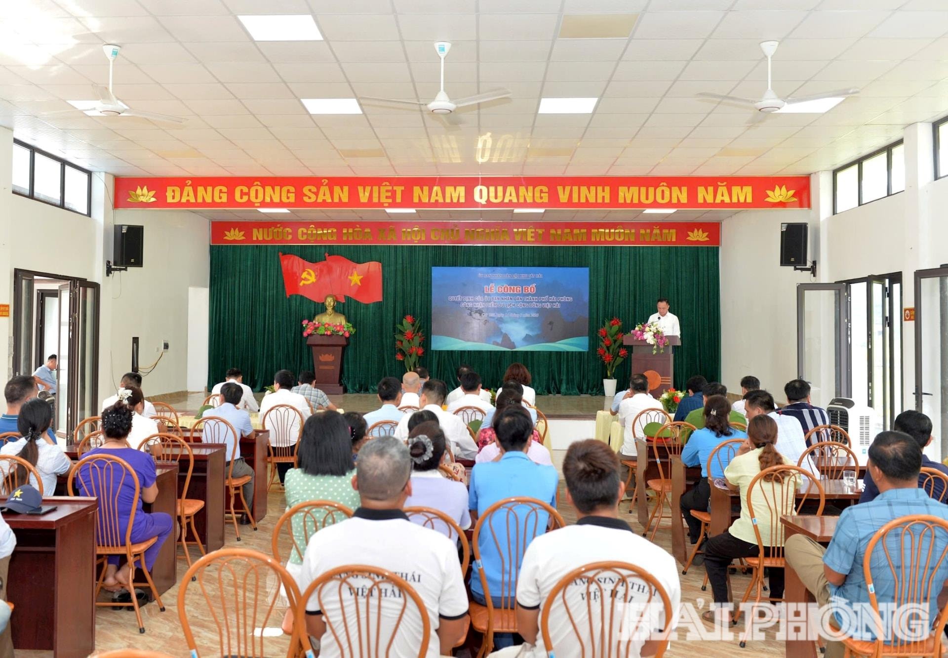 Quang cảnh lễ công bố