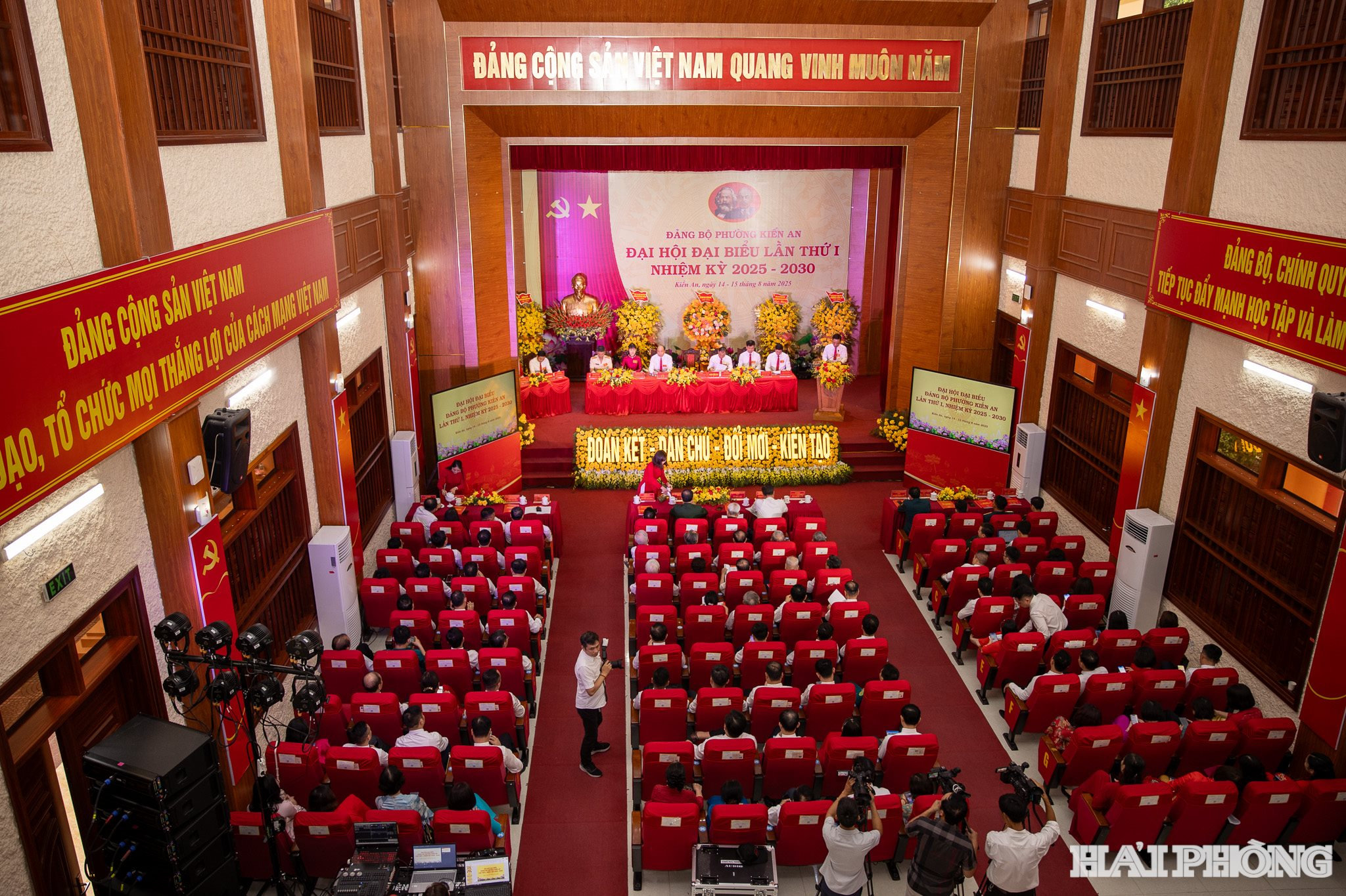 Quang cảnh đại hội
