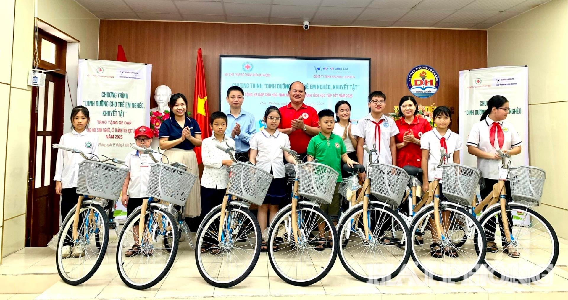 50 học sinh được trao tặng xe đạp