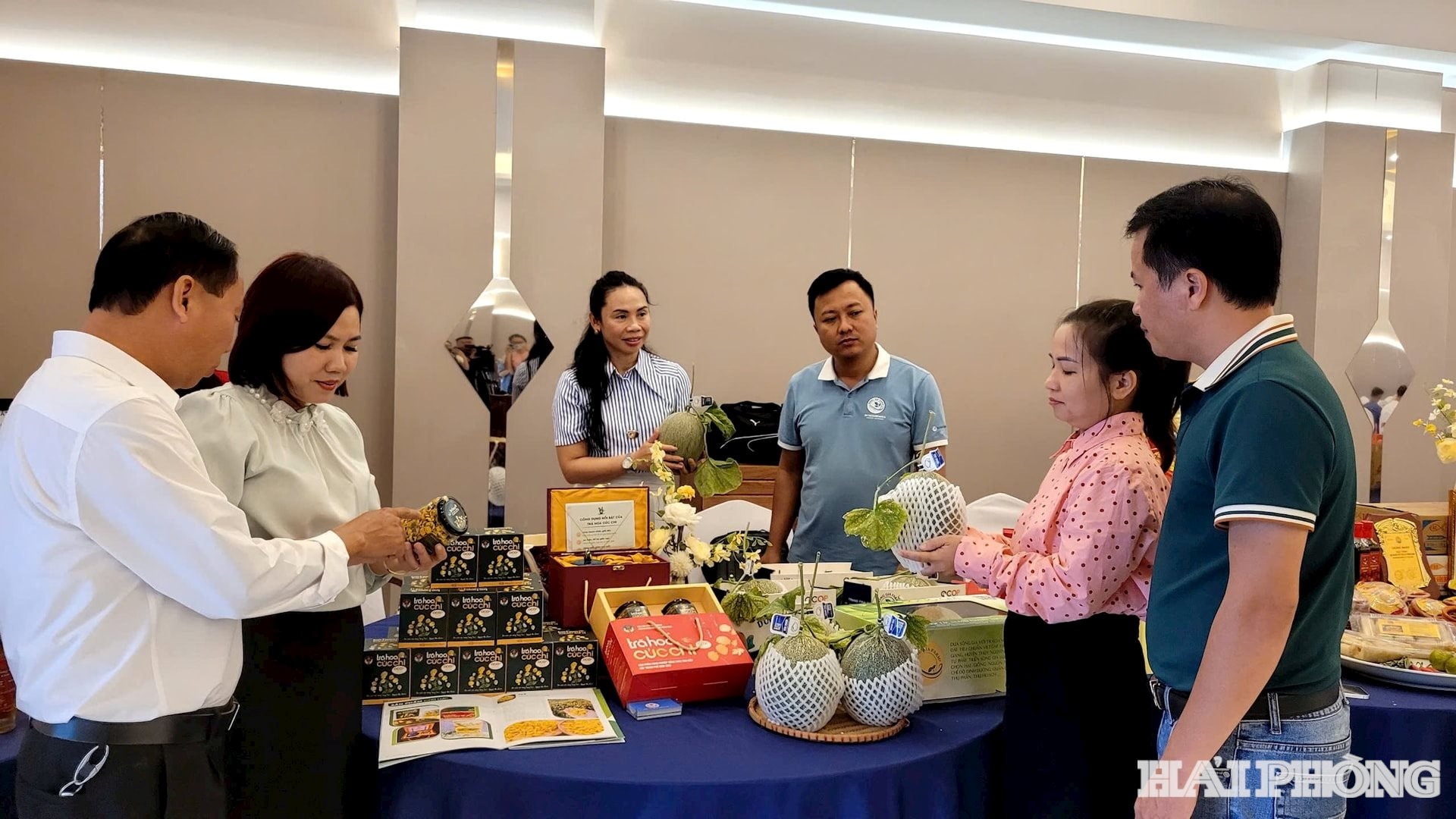 Các đại biểu tham quan các gian hàng trưng bày sản phẩm nông sản của Hải Phòng tại hội thảo