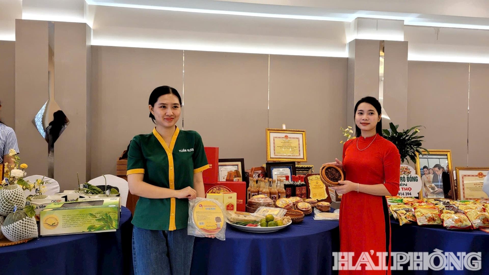 Gian hàng trưng bày sản phẩm nông sản đặc trưng của Hải Phòng tại hội thảo