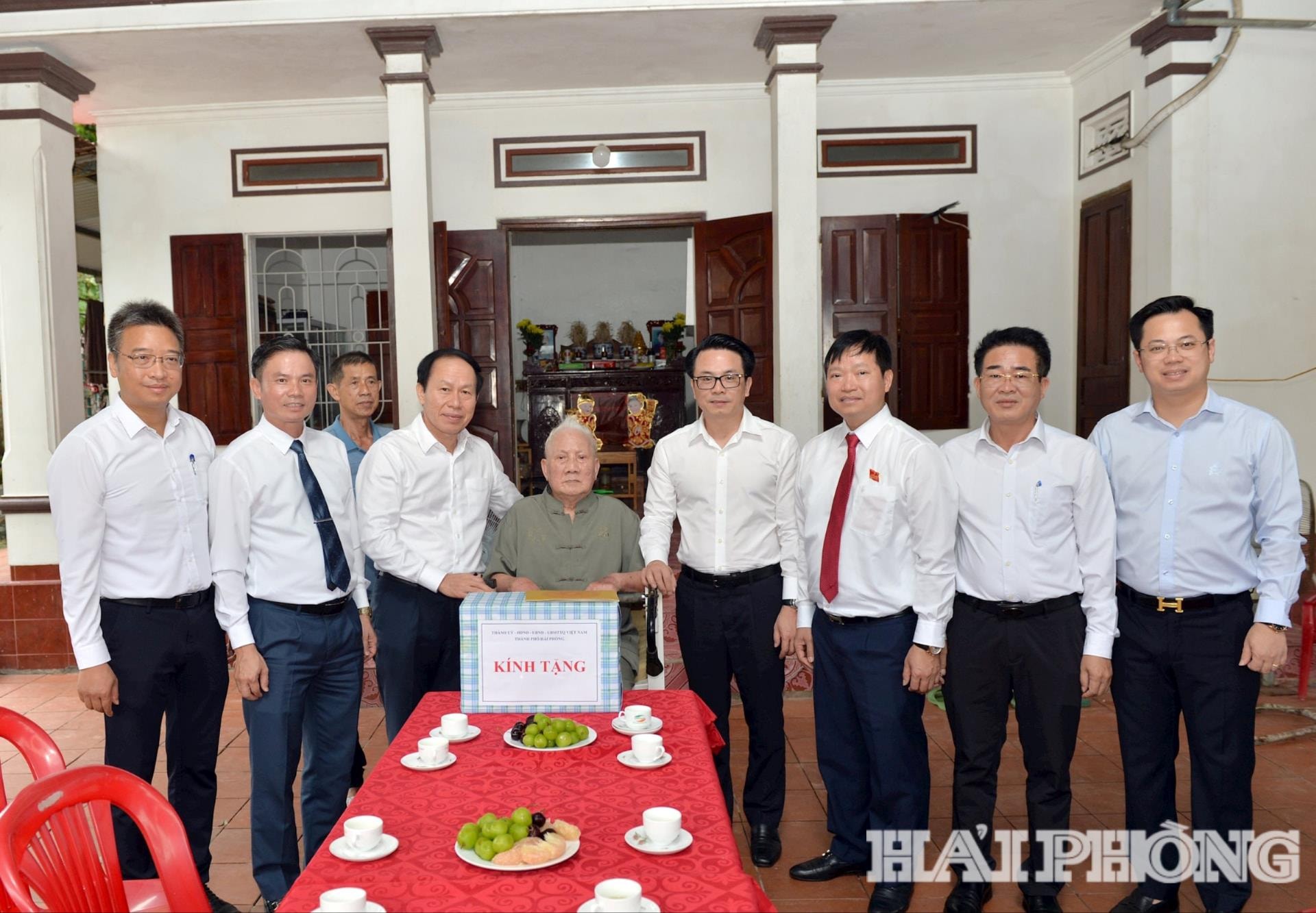 Đồng chí Bí thư Thành ủy Lê Tiến Châu tặng quà thương binh Lê Trọng Canh tại thôn 3 Cát Bà