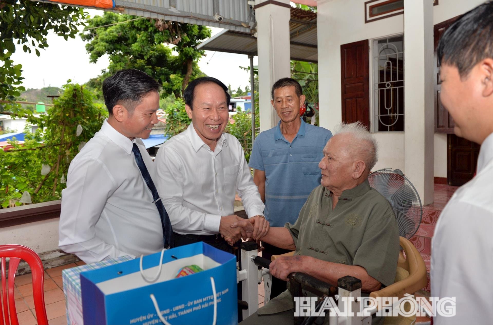 bi-thu-tham-hoi-thuong-binh-le-trong-canh(1).jpg