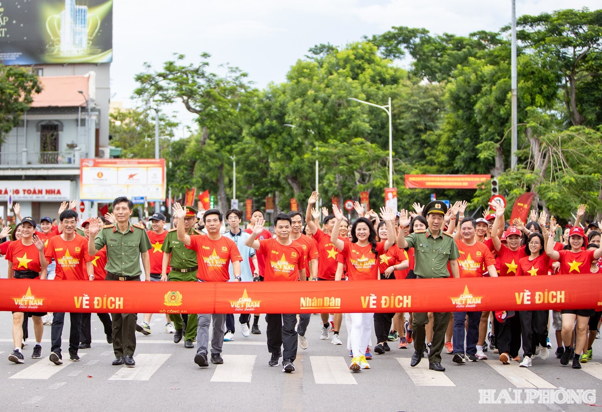 Sự kiện không chỉ lan tỏa tinh thần yêu nước, đoàn kết mà còn khẳng định vai trò của lực lượng Công an nhân dân trong gắn kết nhiệm vụ bảo đảm an ninh, trật tự với phát triển bền vững và xây dựng phong trào toàn dân bảo vệ an ninh Tổ quốc