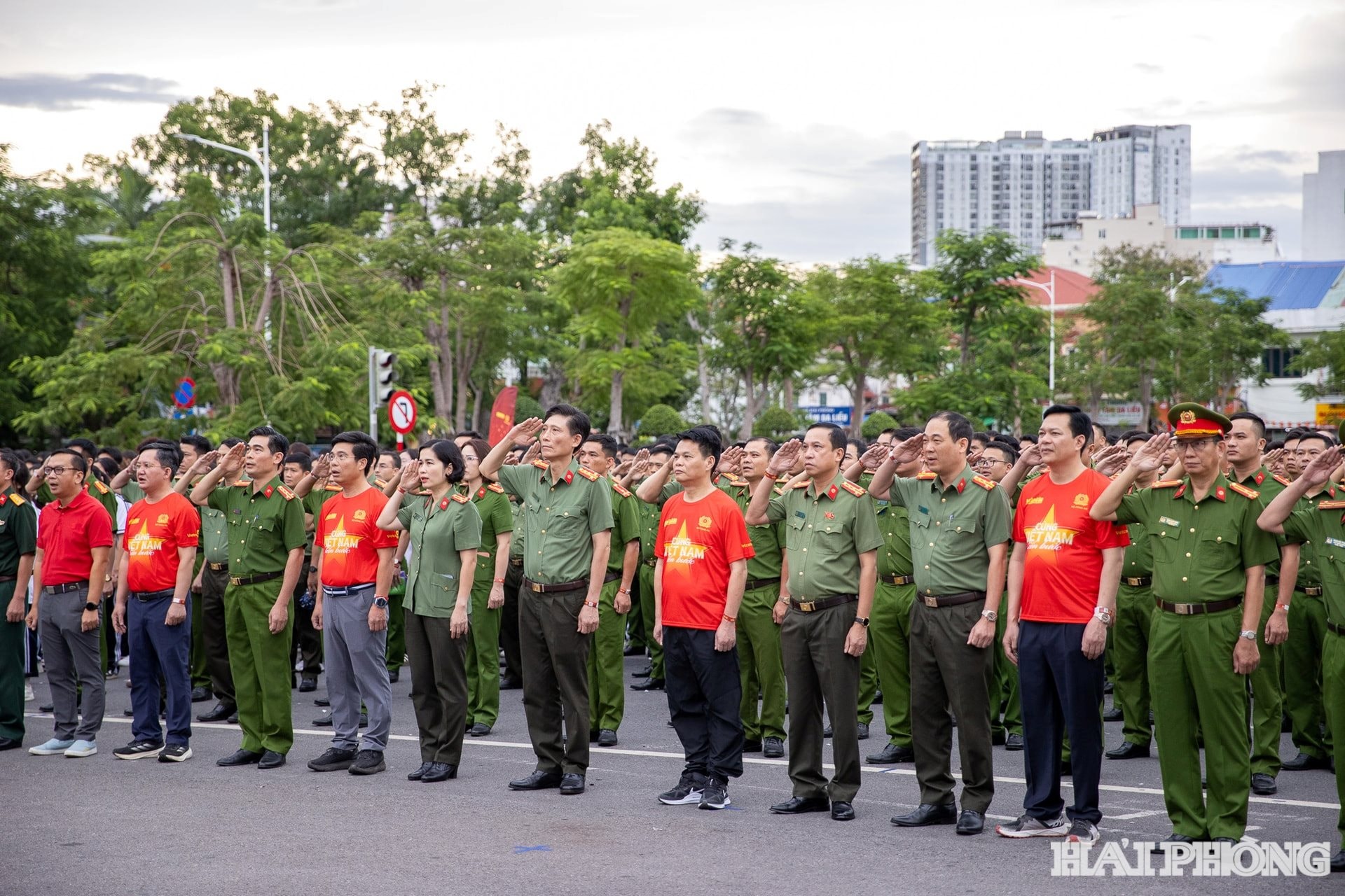 Các đồng chí lãnh đạo cùng toàn thể nhân dân thực hiện nghi thức chào cờ