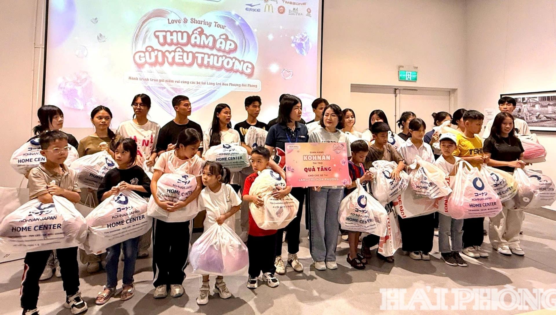 Trao quà cho các e bị thiệt thòi