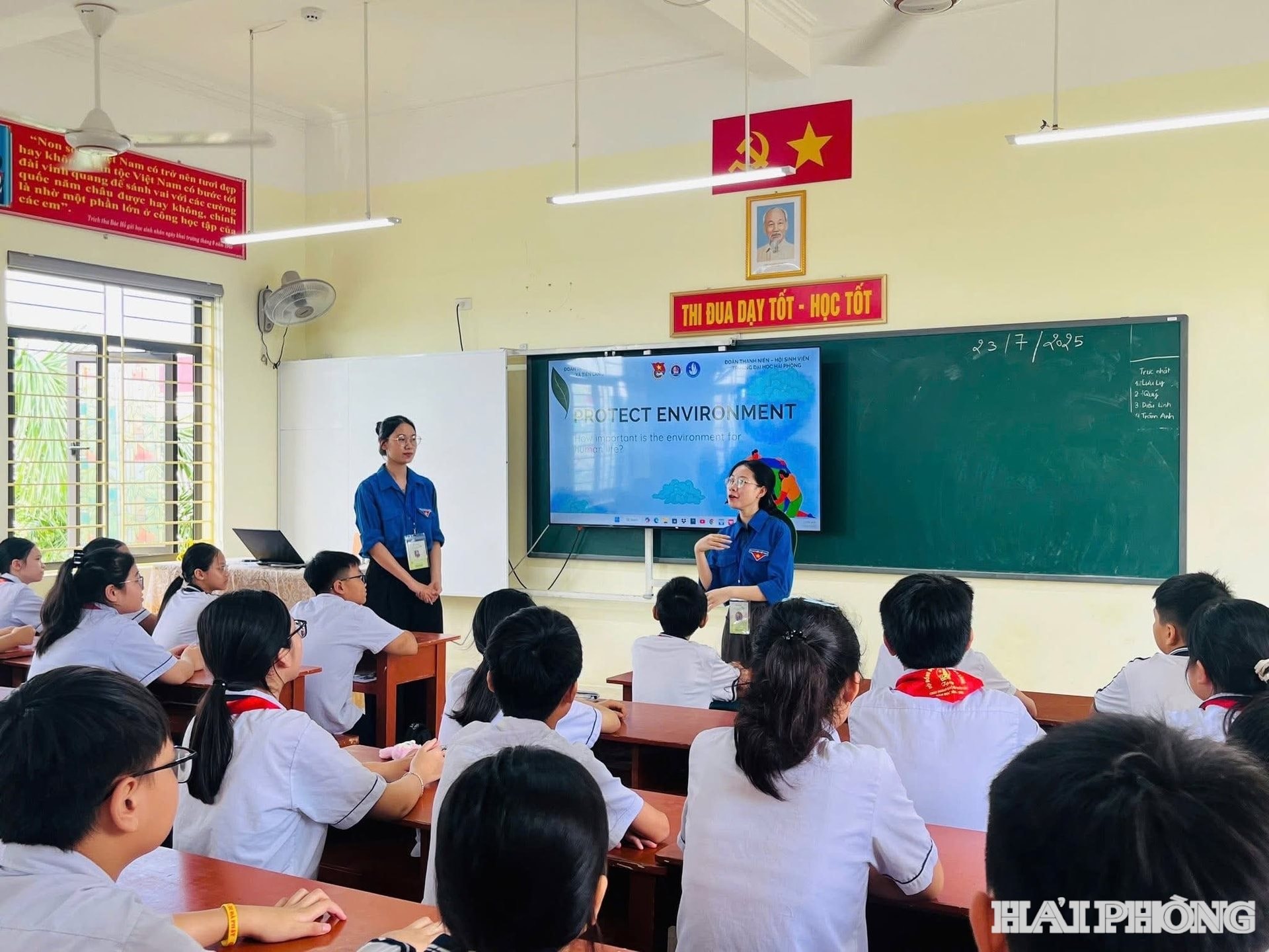 Sinh viên tình nguyện Trường đại học Hải Phòng tổ chức tiết học tiếng Anh miễn phí dành cho thiếu nhi xã Tiên Lãng trong dịp hè 2025