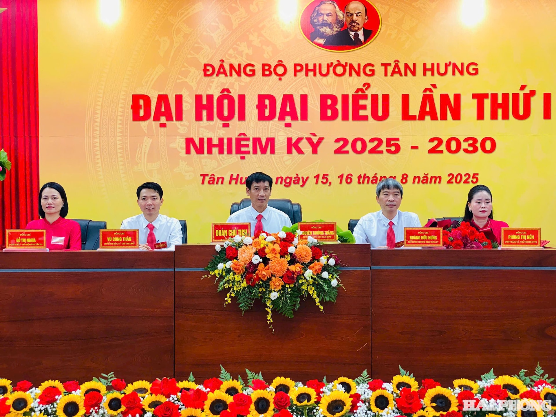 Đoàn Chủ tịch Đại hội.