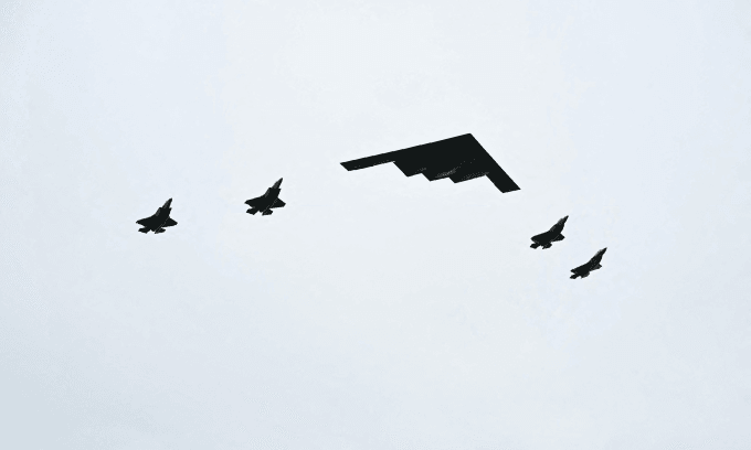 Oanh tạc cơ B-2 và 4 tiêm kích F-35 bay trình diễn tại căn cứ liên hợp Elmendorf-Richardson hôm 15/8. Ảnh: AFP