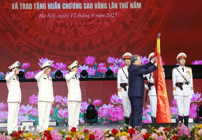 Tổng Bí thư Tô Lâm trao tặng Huân chương Sao vàng lần thứ 5 cho lực lượng Công an Nhân dân. (Ảnh: Thống Nhất/TTXVN) ttxvn-huan-chuong-sao-vang.jpg
