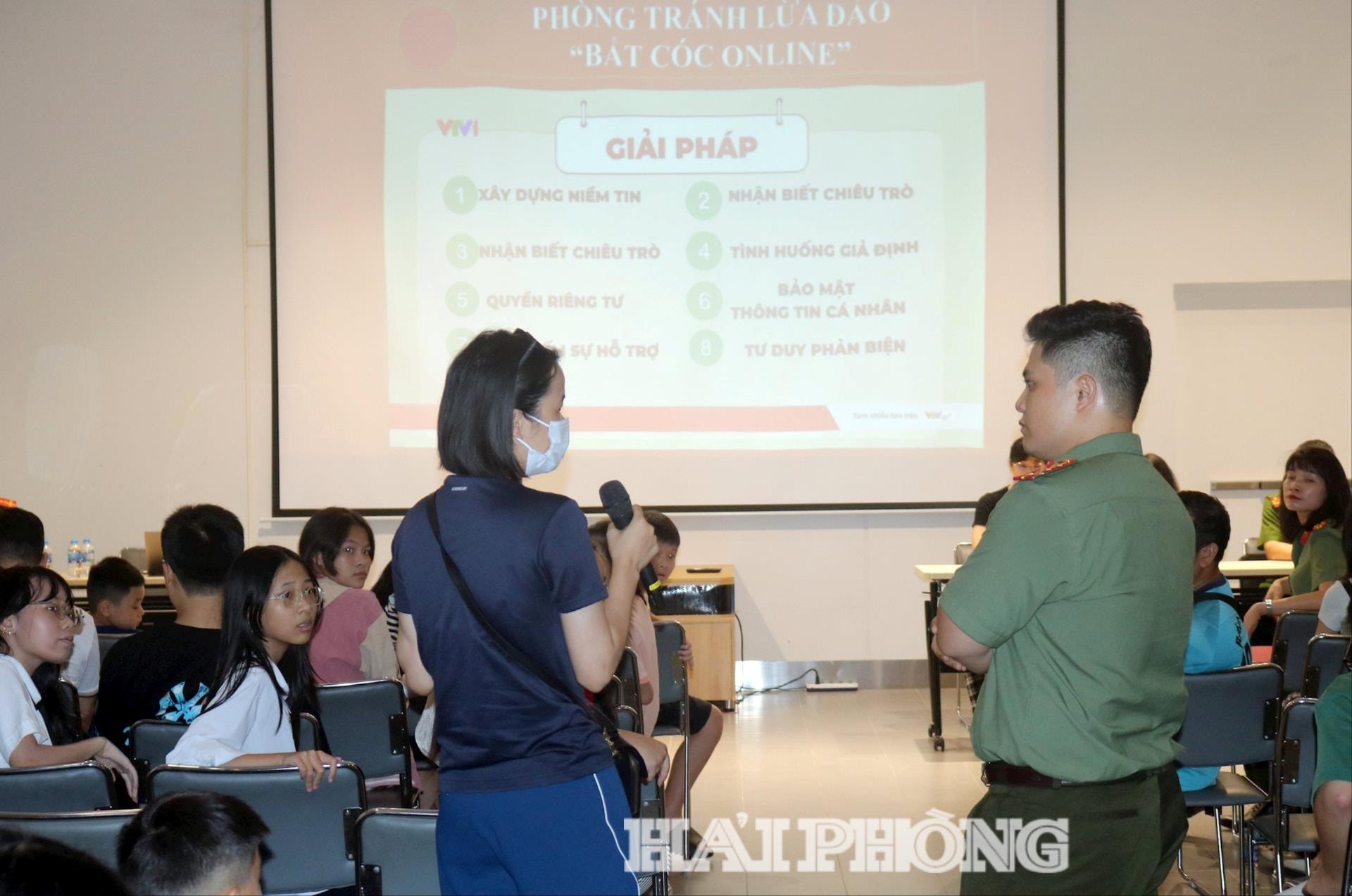 Phụ huynh học sinh trao đổi về thực trạng sử dụng điện thoại thông minh của trẻ em và những lo ngại về tội phạm trên không gian mạng.
