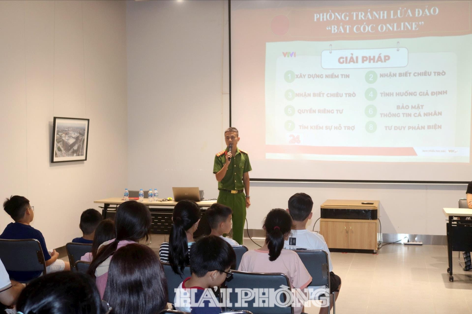 Cán bộ công an công bố qui trình xử lý vi phạm hành chính, hình sự đến các phụ huynh, thầy cô giáo và các em học sinh để có biện pháp phát hiện, tố cáo khi gặp tội phạm lừa đảo trên không gian mạng.