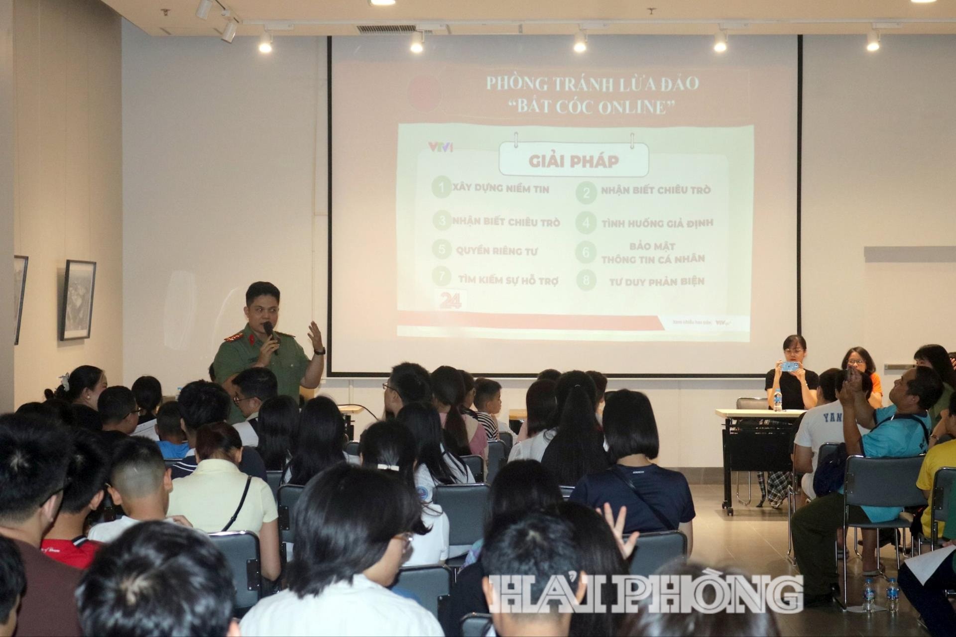 Cuộc tọa đàm, tuyên truyền, phổ biến kiến thức về phương thức, thủ đoạn và cách phòng ngừa các loại tội phạm công nghệ cao thu hút khoảng 200 phụ huynh, thầy cô giáo và các em học sinh tham gia. Đây là hoạt động có ý nghĩa thiết thực, nhằm trang bị cho mỗi người dân, đặc biệt là học sinh và phụ huynh những kiến thức, kỹ năng cần thiết để bảo vệ bản thân và gia đình trước những thủ đoạn lừa đảo qua mạng ngày càng tinh vi, phức tạp.