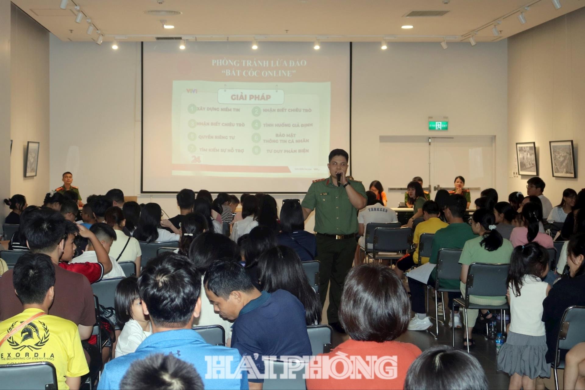 Cuộc tọa đàm, tuyên truyền, phổ biến kiến thức về phương thức, thủ đoạn và cách phòng ngừa các loại tội phạm công nghệ cao thu hút khoảng 200 phụ huynh, thầy cô giáo và các em học sinh tham gia. Đây là hoạt động có ý nghĩa thiết thực, nhằm trang bị cho mỗi người dân, đặc biệt là học sinh và phụ huynh những kiến thức, kỹ năng cần thiết để bảo vệ bản thân và gia đình trước những thủ đoạn lừa đảo qua mạng ngày càng tinh vi, phức tạp.