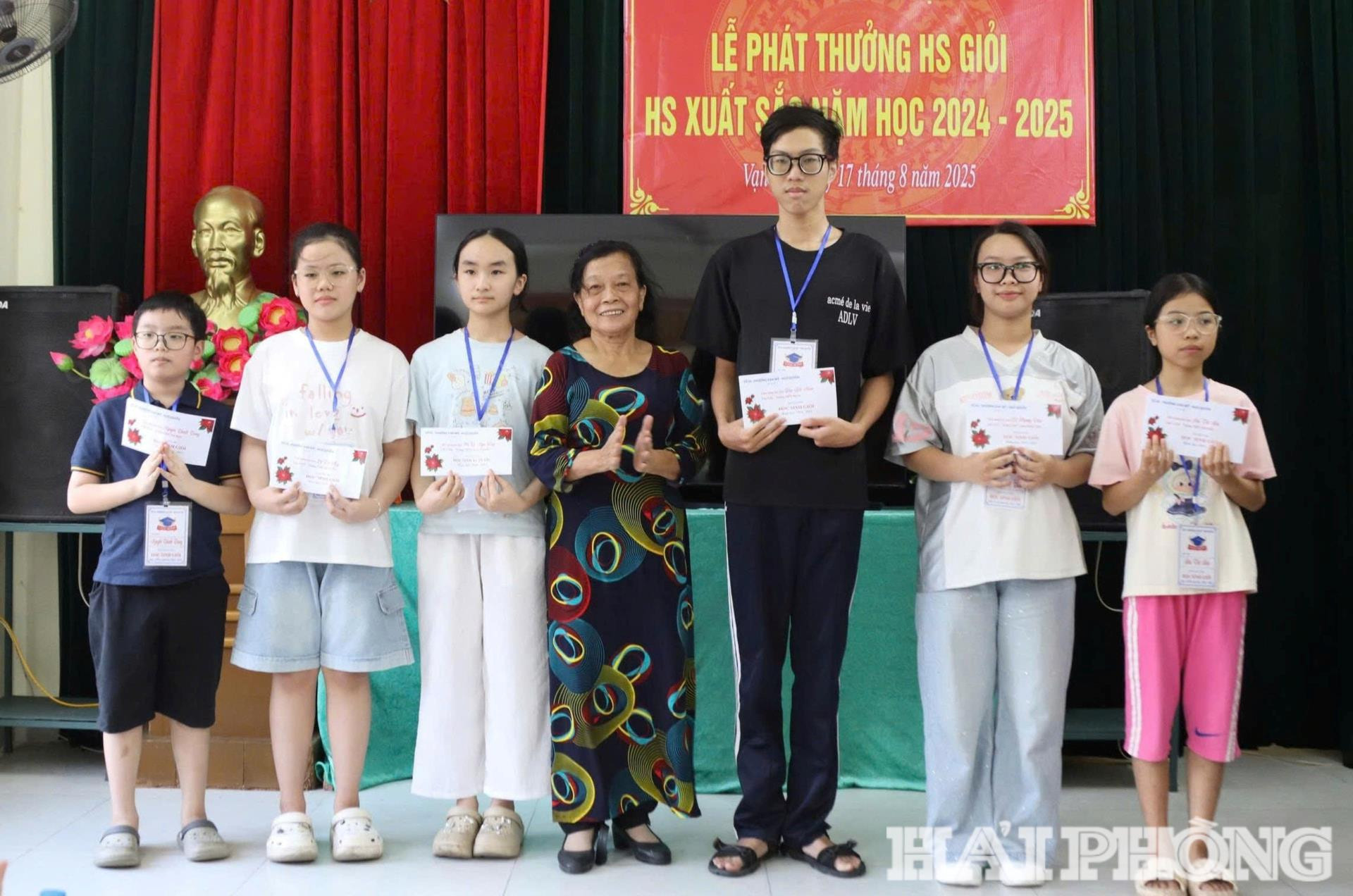 Sự khen thưởng, động viên kịp thời của Tổ dân phố số 34 (phường Ngô Quyền) góp phần khích lệ con em trong tổ thêm nỗ lực học tập